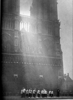 Photoreportage sur la ville de Paris: Notre-Dame, photo Robert Doisneau - Réalités n°65, juin 1951.